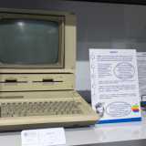 Nel museo � ospitato un altro celebre home computer: l�Apple II, che registrava i dati su un supporto magnetico esterno (il �dischetto�)